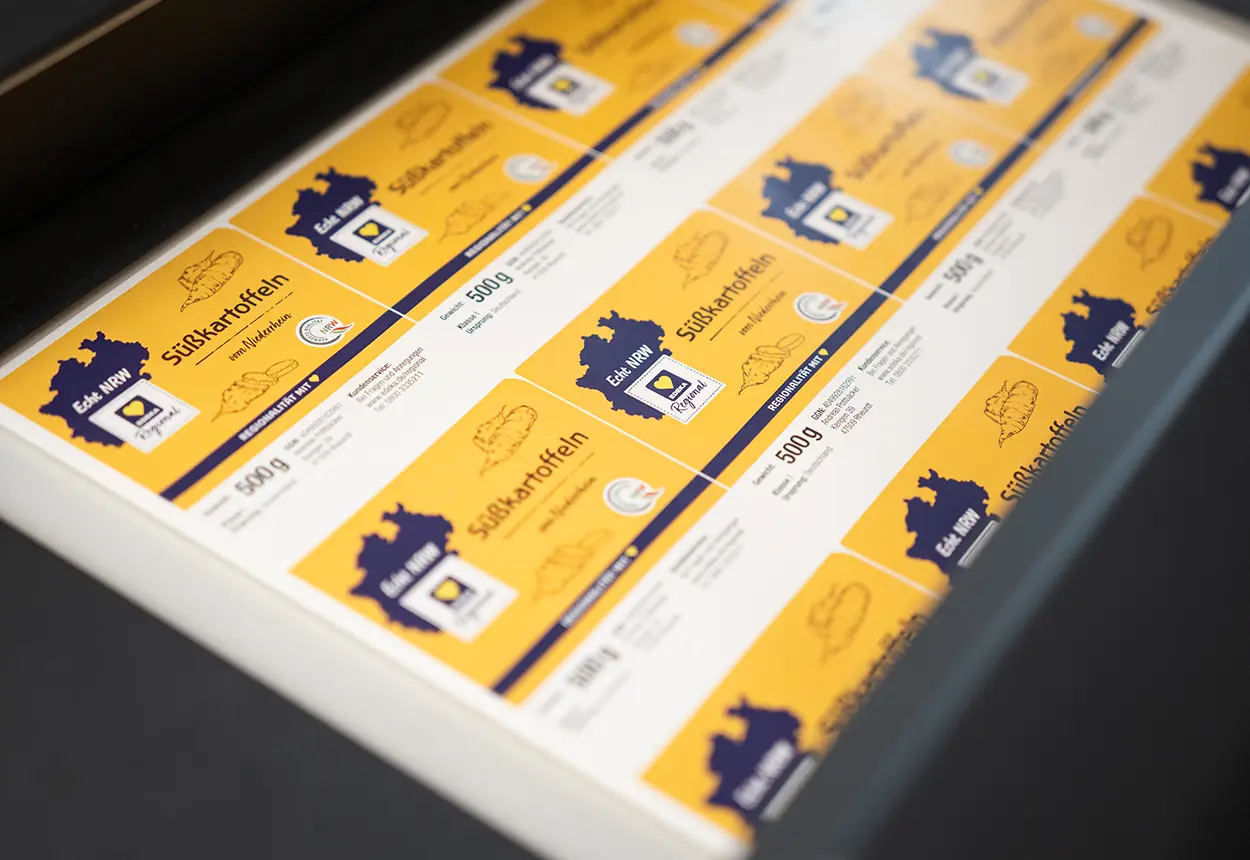 Gemüseetiketten in der Maschine.